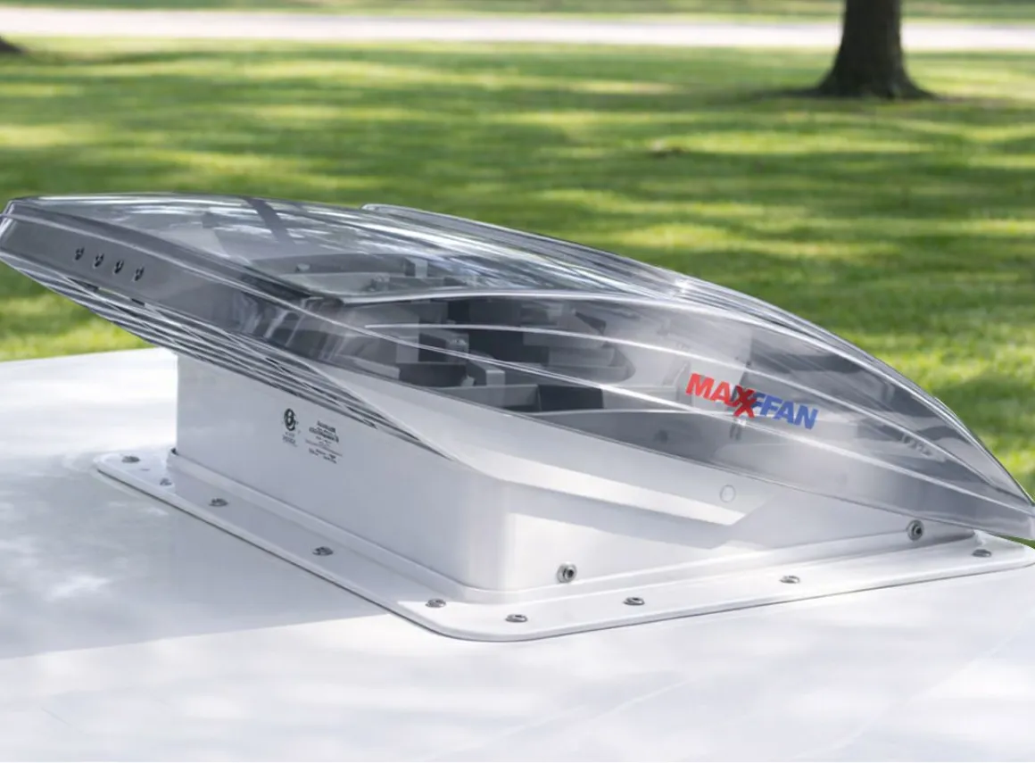 Maxxfan Deluxe 40 x 40 Dachluke mit Ventilator - transparent